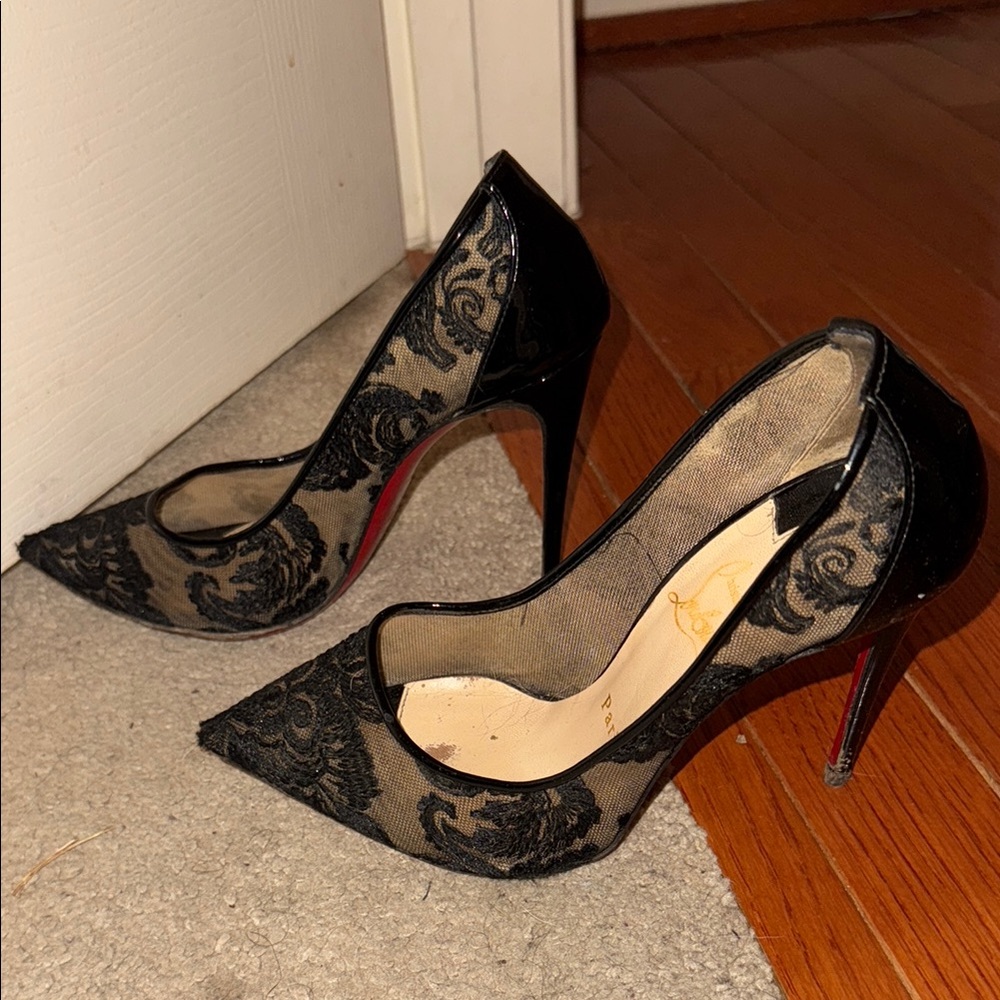 Christian Louboutin
Lace heels
